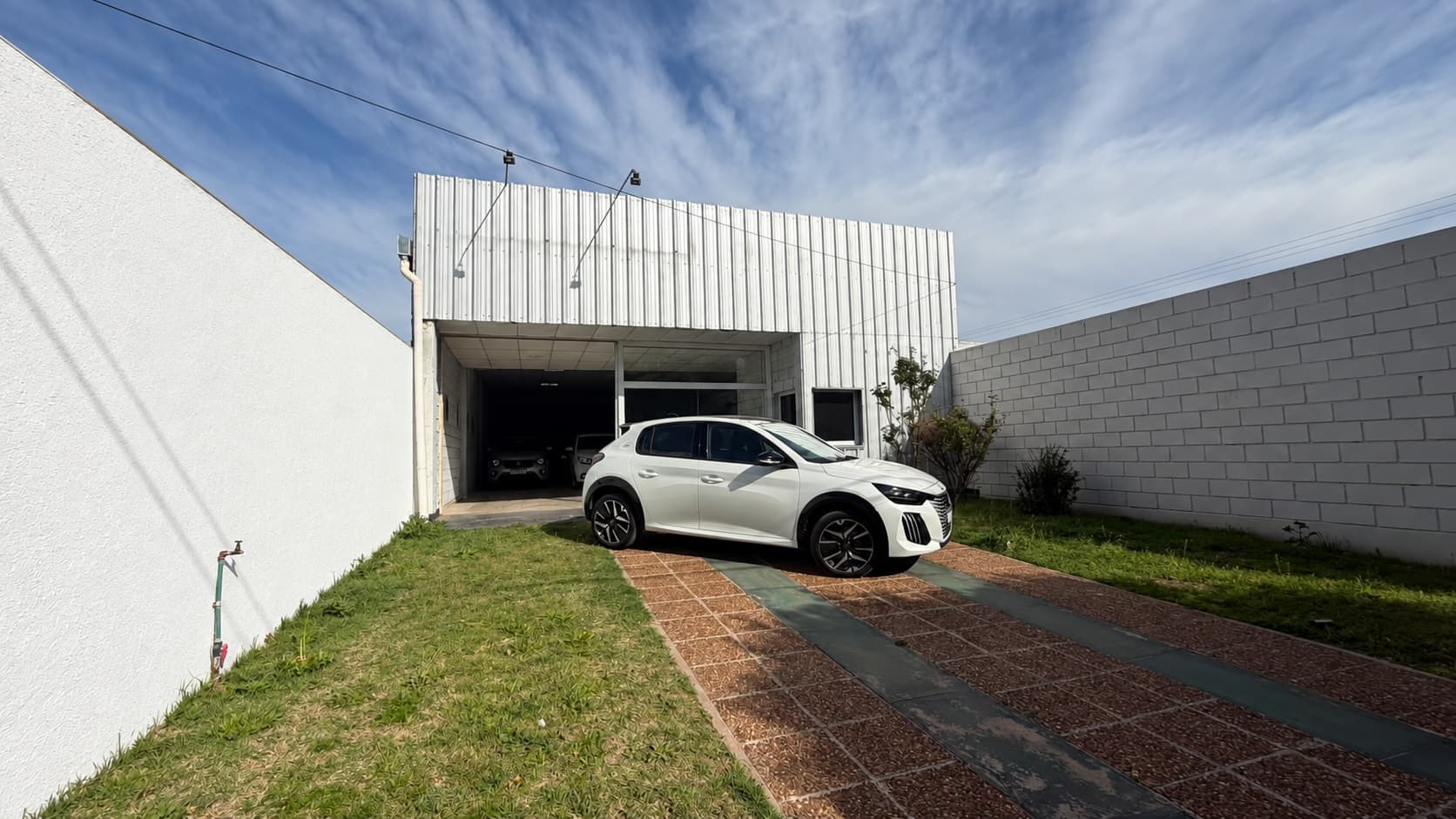 Salón de Oscar Ferrarese Automotores